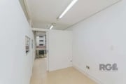 Sala/Conjunto com 80 m² de área privativa, no bairro Centro Histórico, com divisórias, recepção, 1 banheiro, piso frio e teto de gesso com luminárias. Condomínio com portaria 24h e 4 elevadores. Edifí