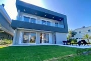 Esta espetacular casa térrea oferece conforto e luxo com suas 5 suítes, incluindo uma suíte master. O amplo living com 3 ambientes e lareira proporciona um espaço aconchegante para relaxar e entreter.