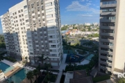 Apartamento com 2 dormitórios, 1 suíte, com churrasqueira, mobiliado, vista panorâmica e vaga de garagem coberta, próximo ao triângulo da Assis Brasil e infra-estrura completa no condomínio.&lt;BR&gt;