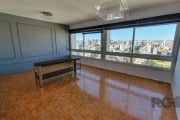 Apartamento com 4 quartos, vaga de garagem, no bairro Moinhos de Vento, Porto Alegre/RS&lt;BR&gt;&lt;BR&gt;Este amplo apartamento conta com 4 quartos , comodidade e privacidade para toda a família. A 