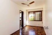 Excelente apartamento para venda composto por 2 dormitórios, cozinha e área de serviço integradas, living para dois ambientes, banheiro e circulação. Piso em parquet, 01 ar condicionado de parede no q