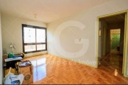 Vende  apartamento com 02 dormitórios, de 73 m² de área privativa. Living com 2 ambientes todo em piso parquet, cozinha, banheiro, dependência de empregada completa,   maravilhosa iluminação solar (so