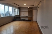 Vende&lt;BR&gt;Belo apartamento em andar alto com uma linda vista, ao lado da Catedral, na Rua mais desejada do Centro Histórico de Porto Alegre. São 126,85m² privativos distribuídos em 3 dormitórios 