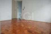 Apartamento  studio /jk grande de fundos silencioso, desocupado, quarto e sala conjugados, banheiro social, cozinha e área de serviço fechada. Prédio pequeno sem elevador, condomínio baixo.&lt;BR&gt;A