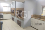 Excelente  apartamento desocupado em  andar alto, 2 dormitórios  amplos, ensolarados, living para 2 ambientes , sala de estar e sala de jantar. 2 banheiros,  banheiro social e lavabo. Cozinha com arma