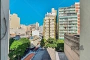 Lindo apartamento, localizado no coração do Centro Histórico, 6º andar, piso em parquet com synteko. Living para 02 ambientes, bem ensolarado, dormitório amplo e com boa luminosidade, cozinha com área