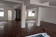 Vendo sala comercial de 80M², 2 banheiros, na Rua Dr Flores esquina Rua dos Andradas, excelente ponto comercial atualmente com escola de cabeleIreiros instalada. Aceita propostas. Preço e disponibilid