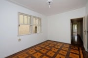 Apartamento 03 dormitórios no Bairro Santana em Porto Alegre.&lt;BR&gt;&lt;BR&gt;Sala com piso em parquet, cozinha com copa, banheiro com luz direta, dormitório de frente para a Praça e com sacada. &l