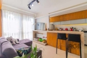 Vende-se apartamento mobiliado,  2 quartos/ sendo 1 dormitório com suíte,  orientação solar Norte,  vaga de garagem coberta e escriturada, no Bairro Jardim Botânico,  living em dois ambientes com cozi