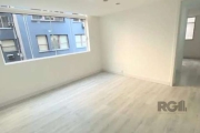 Sala comercial reformada.&lt;BR&gt;Ambientes definidos, ampla e arejada.&lt;BR&gt;Piso laminado e aberturas em madeira.&lt;BR&gt;Copa montada com armários e pia. &lt;BR&gt;01 lavabo.&lt;BR&gt;Pronta p