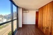 Vende-se sala comercial desocupada, com 29m² privativos, de frente com vista, ensolarada, banheiro com ventilação direta, hall de entrada, prédio com portaria diurna, elevadores, próximo de todos recu