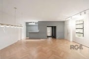 Apartamento de 154 m², 3 suítes, sendo 1 máster com closet, living para 3 ambientes com lareira à gás, espaço churrasqueira, lavabo, cozinha, área de serviço com entrada independente, dependência de e