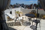 Cobertura duplex com terraço no bairro Rio Branco, com 92m² privativos. Possui no 1º pavimento: living, 2 dormitórios e banheiro com box de vidro. No 2º pavimento possui sala de estar, cozinha complet