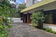 Casa com 243 m² de área privativa, com amplo pátio de 11 x 44 m. Possui 4 dormitórios, 1 closet, ampla sala de estar com lareira, sala de jantar, sala de TV, ampla cozinha e 3 banheiros. Garagem cober