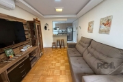 Descubra este encantador apartamento situado na Rua Demetrio Ribeiro, no coração do Centro de Porto Alegre. Com uma área privativa de 59,87 m², este imóvel oferece conforto e praticidade, ideal para q