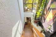 Cobertura de 2 dormitórios com 2 vagas de garagem no bairro Petrópolis! Lindo apartamento, semi-mobiliado, splits instalados, todo em porcelanato - living amplo com 2 ambientes - dormitórios confortáv