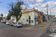 Terreno no coração do bairro Gloria, na av. Oscar Pereira esquina Dom Vidal medindo &lt;BR&gt;14,05 x 37, totalizando 519,85m2, constando neste terreno no RI, três casas de nros 2438, 2442 e 2448. Loc