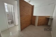 Coliseu vende sala na rua Dos Andradas com 30,80m², divisórias, piso frio, porta de vidro e grade, banheiro, arejada e iluminada.&lt;BR&gt;&lt;BR&gt;Condomínio oferece: Portaria em horário comercial, 