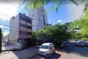 Terreno medindo 5 m de frente por 88 m de extensão de frente ao fundo. &lt;BR&gt;&lt;BR&gt;Localizado na Rua Costa, no bairro Menino Deus.&lt;BR&gt;&lt;BR&gt;Atualmente utilizado como estacionamento.