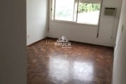 Apartamento de 1 dormitório, sala, cozinha e área de serviço separada, bem iluminado com somente um lance de escada. Prédio pequeno de 2 pavimentos, sendo 5 unidades por andar, com interfone e sem ele