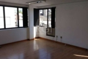 Ótima sala comercial no bairro Floresta, próxima do Shopping Total e Hospital Moinhos de Vento, desocupada, com 36m² privativos. Sala ampla com piso laminado, forro em gesso, espaço com divisória e pi