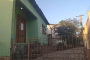 Terreno bastante amplo com 2 casas, espaço para carro, pátio amplo e área dos fundos, uma casa com 3 dormitórios e a outra com 2, cada uma com 1 banheiro. Agende já sua visita!