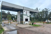 Linda Casa de esquina, desocupada, estilo sítio, no bairro São Lucas no condomínio Cantegril em Viamão. Imóvel composto de 2 dormitórios, sendo 1 suíte, living, lareira, churrasqueira, cozinha, fogão 