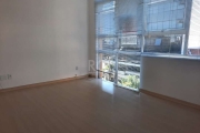 Sala comercial no Bairro Floresta - Porto Alegre, área de 34,50m², de frente,  banheiro social, espera para ar condicionado, piso carpet.&lt;BR&gt;Prédio com portaria, porteiro eletrônico, elevador.&l