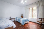 APARTAMENTO 3 DORMITÓRIOS RIO BRANCO PORTO ALEGRE&lt;BR&gt;Ótimo apartamento térreo na Rua Dona Laura, apartamento muito arejado e iluminado! Perto do Parque Moinhos de Vento, e de  todos as facilidad