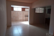 Apartamento um quarto no bairro Partenon, próximo a PUC e Bourbon Ipiranga.&lt;BR&gt;Com quarto e sala integrada, cozinha e banheiro amplo área  com  telheiro +/- 20 m².&lt;BR&gt;Piso porcelanato.&lt;