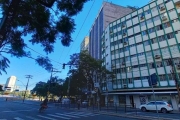 Vende apartamento de 1 dormitório com 48,51 m² de área útil na região Central de Porto Alegre, sala, banheiro, cozinha e área de serviço, piso parquet.&lt;BR&gt;&lt;BR&gt; Condomínio oferece: Portaria