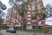 Apartamento com três dormitórios - originalmente 2 dormitórios com amplo living e sala de jantar, hoje sala de estar ou 3º dormitório - com dependência de empregada completa, andar alto, frente a fund