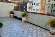 Cobertura de frente, com três dormitórios, e uma suíte com closet, living em dois ambientes, com lavanderia, cozinha com área de serviço separada, e banheiro social, com terraço com piscina e área abe