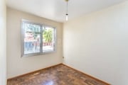 Apartamento  de 02 dormitórios no bairro Menino Deus,  amplos e ensolarados, 46m² de área privativa, living 02 ambientes, área de serviço e banheiro social. rua tranquila e arborizada, próximo ao Hosp