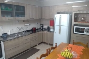 Um amplo apartamento, quarto andar. Uma ampla cozinha planejada, hall, área de serviço, lavabo, sala com dois ambientes, 3 quartos, 1 suíte, 1 banheiro com água quente na pia, tanque na área de serviç