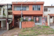 Casa residencial com 03 dormitórios, sendo 02 suítes amplas, gabinete, cozinha, área de serviço, 02 vagas, pátio, área fechada com fogão a lenha, 220m² de área privativa, localizada no bairro Glória, 