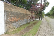 Excelente Terreno medindo 11m de frente e  32m de frente  ao fundo;  plano, em local tranquilo, rodeado de casas de ótimo  padrão; terreno com projeto pré-aprovado pela prefeitura para construir 4 cas