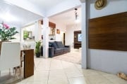 Apartamento amplo em Porto Alegre, com 02 dormitórios, living 3 ambientes, cozinha americana, lavabo, área de serviço, banheiro social. Churrasqueira no apartamento.&lt;BR&gt;Peças com otima iluminaçã