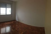 Apartamento de 02 (dois) dormitórios, com uma vaga de garagem coberta  no bairro Mont Serrat. Imóvel com 75m² de área privativa, cozinha montada, banheiro social com box e área de serviço. Piso parque