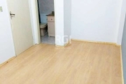 Apartamento de 1 dormitório no bairro Vila Nova. Desocupado, lateral, com vaga de garagem rotativa e coberta. Em prédio com churrasqueira no condomínio, portão eletrônico e salão de festas. Condomínio