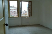 Conjunto Comercial em frente para Praça XV no bairro Centro Histórico. Vista panorâmica de 3 salas, banheiro social, cozinha,  ensolarado. Perfeito para investidores. Condomínio com elevador, portaria