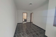 Apartamento de 01 dormitório semi mobiliado e reformado. Living, dormitório e banheiro social, cozinha com área de serviço independente. Prédio com condomínio a baixo custo, um lance de escada. Próxim