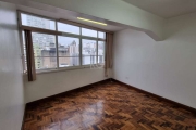 Ótima sala comercial no Centro de Porto Alegre. Conjunto de 2 salas unificadas, com divisórias para 3 salas, com copa e 2 lavabos. Bem iluminada, piso em parquet em ótimo estado. Em prédio com portari