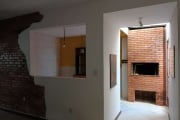 Apartamento de 2 dormitórios com pátios no bairro Floresta.&lt;BR&gt;Amplo apartamento de 2 dormitórios sendo os 2 suítes, closed, living, sala de jantar, lavabo, escritório, cozinha com área lateral 