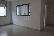 Vende-se apartamento de 2 dormitórios, desocupado, com living em 2 ambientes, banheiro social, copa e cozinha,, área de serviço, banheiro auxiliar e 1 vaga de garagem. Prédio com fachada em pintura e 