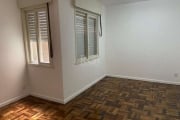 Vende-se apartamento térreo, todo reformado, 2 dormitórios, living amplo em 2 ambientes, copa e cozinha, banho social, terraço privativo e 1 vaga de garagem. O imóvel fica próximo ao Shopping Bourbon 