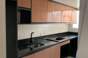 Vende-se apartamento térreo desocupado, semi mobiliado, 2 dormitórios, living amplo em 2 ambientes, copa e cozinha, área de serviço e 1 vaga de garagem. Prédio com salão de festas, zeladoria, churrasq