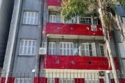 Apartamento no bairro Farroupilha em Porto Alegre, com 2 dormitórios, sala, ampla cozinha, área de serviço separada, sacada fechada no quarto. Imóvel com 47m2 de fundos, bem arejado, quase de esquina 