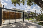 Casa de três dormitórios, com suíte e duas vagas de garagem, no bairro Chácara das Pedras, em Porto Alegre.&lt;BR&gt;&lt;BR&gt;Esta casa, recentemente reformada, é uma perfeita combinação de modernida