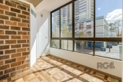 Apartamento à venda localizado na Rua Comendador Rodolfo Gomes, no bairro Menino Deus em Porto Alegre. Este imóvel conta com área construída de 135m², oferecendo 4 quartos, sendo 4 suítes, 1 banheiro 